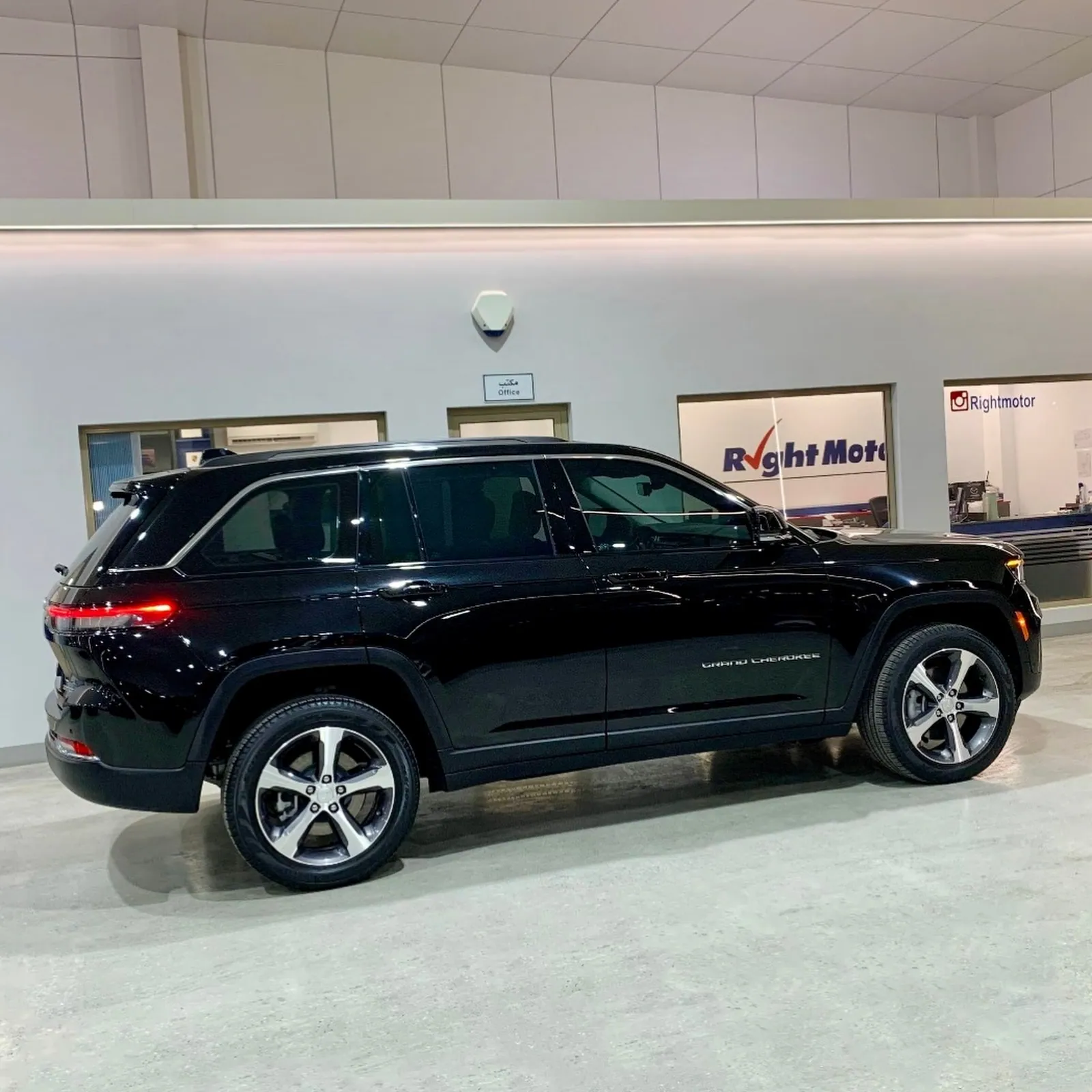 2023 Jeep Grand Cherokee Limited, photograph 2 of 20
