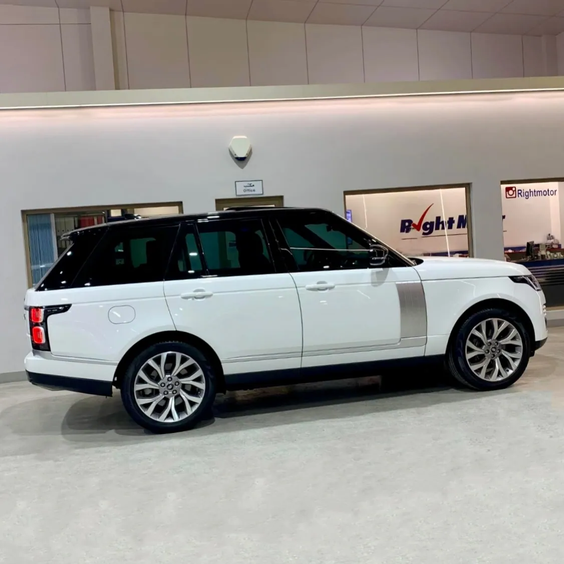 2019 Land Rover Range Rover Vogue, photograph 4 of 20